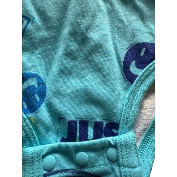 Nike baby boys BODYSUIT Sz 9 months short sleeve NEW Blue logo - Picture 4 of 4